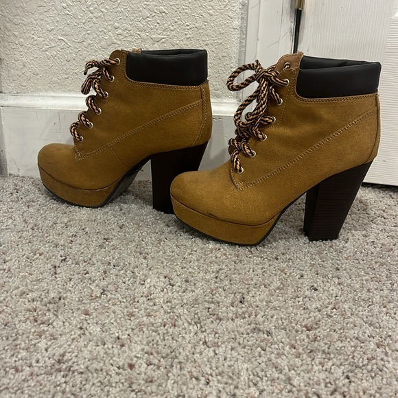 Women heeled “work boots” - Picture 2 of 6